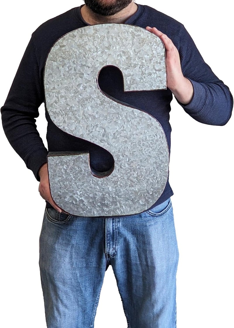 Science Purchase زخرفة حائط حرف معدني S بحجم 20 بوصة، فضي مع حواف صدئة، ديكور قابل للتعليق على الحائط بتصميم ريفي، منتصف القرن، أو مزرعة - Image 2